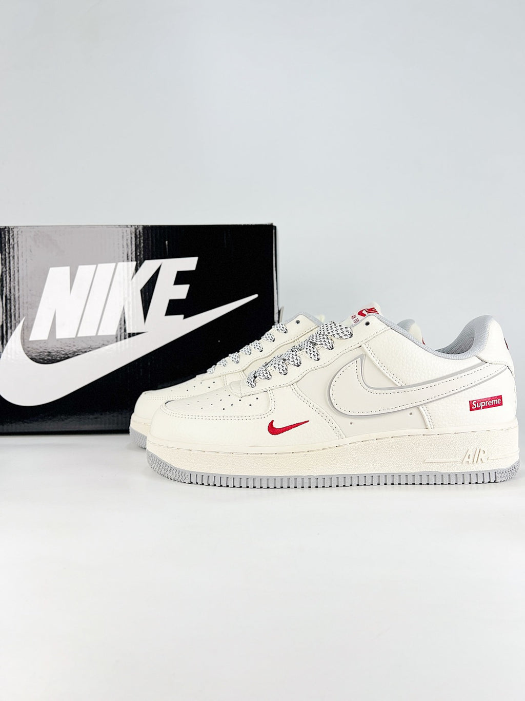 Nike Air Force 1 ’07 Low White Sneakers with Red Accents, Retro Lace-Up Casual Streetwear Shoes