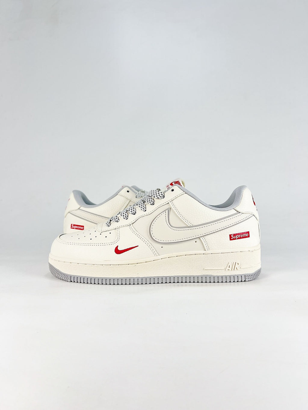 Nike Air Force 1 ’07 Low White Sneakers with Red Accents, Retro Lace-Up Casual Streetwear Shoes