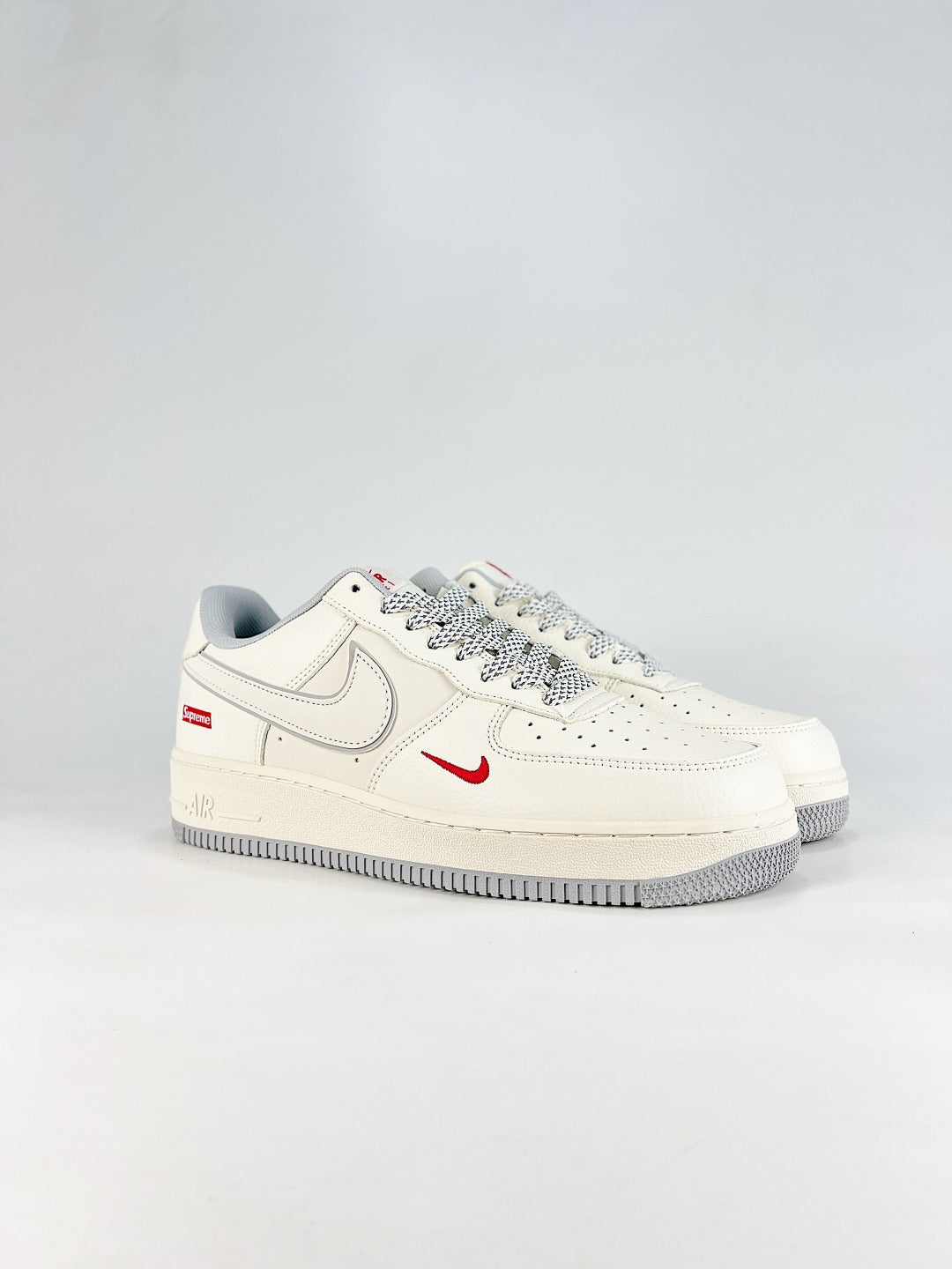 Nike Air Force 1 ’07 Low White Sneakers with Red Accents, Retro Lace-Up Casual Streetwear Shoes
