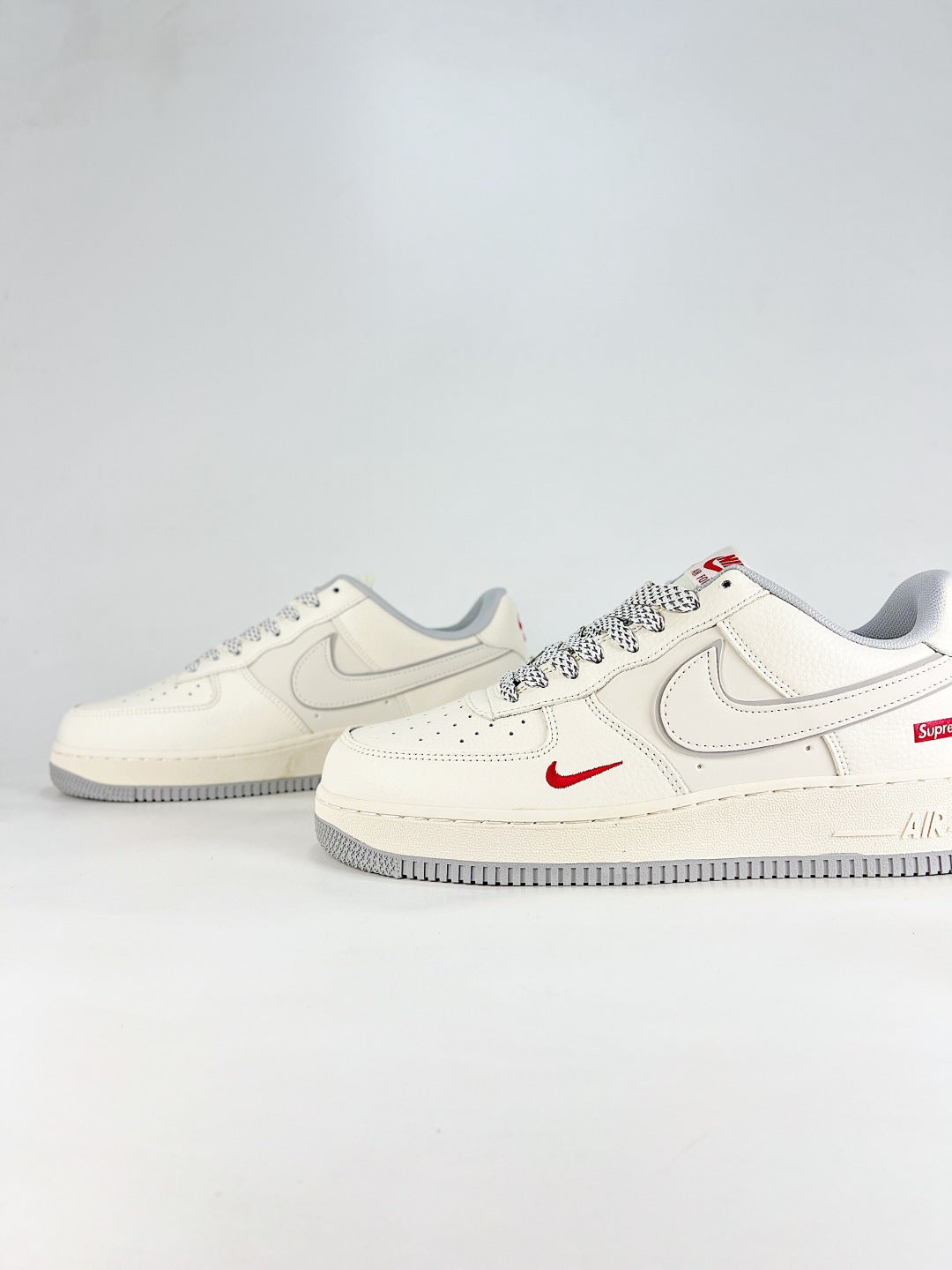 Nike Air Force 1 ’07 Low White Sneakers with Red Accents, Retro Lace-Up Casual Streetwear Shoes