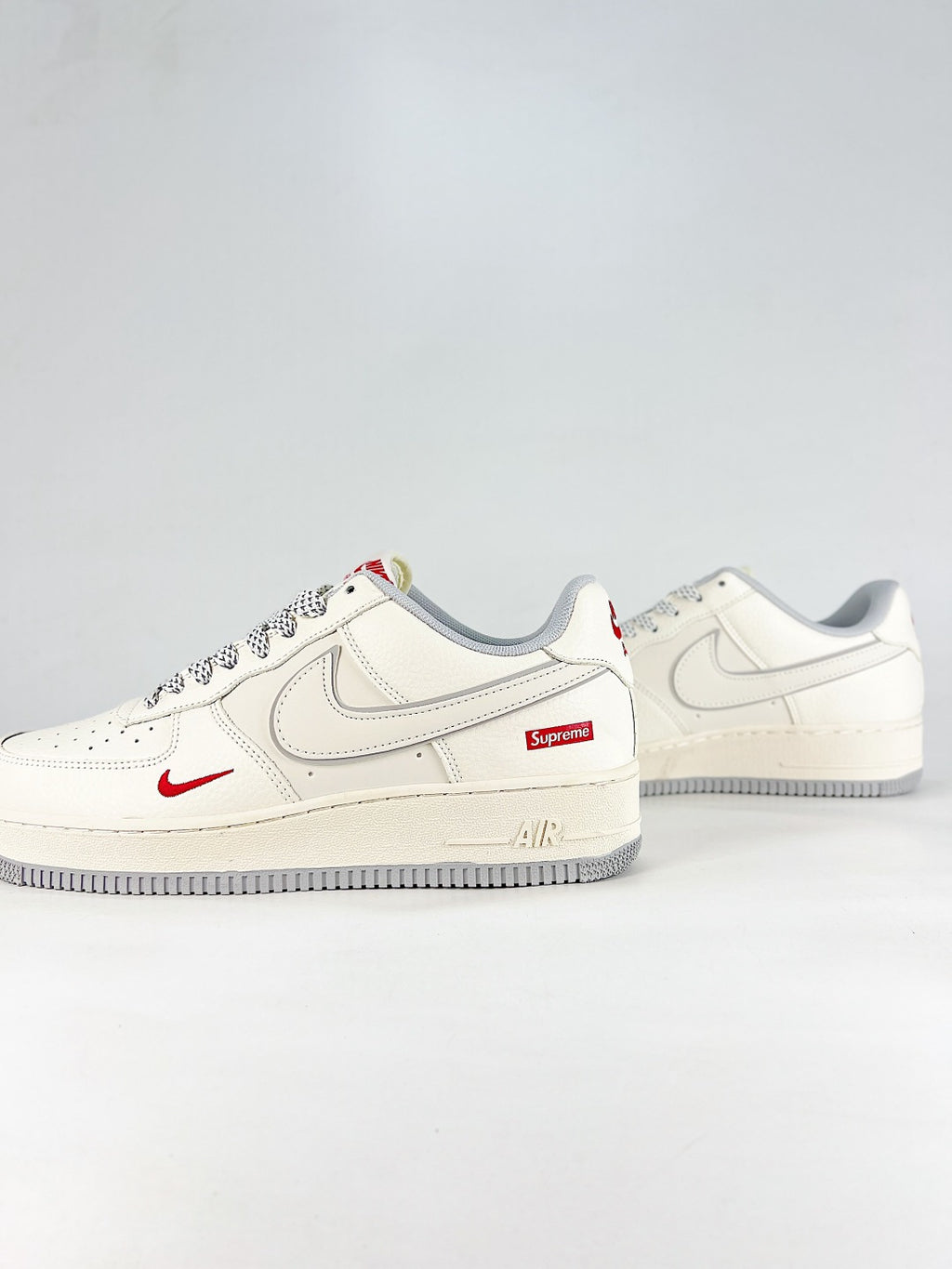 Nike Air Force 1 ’07 Low White Sneakers with Red Accents, Retro Lace-Up Casual Streetwear Shoes