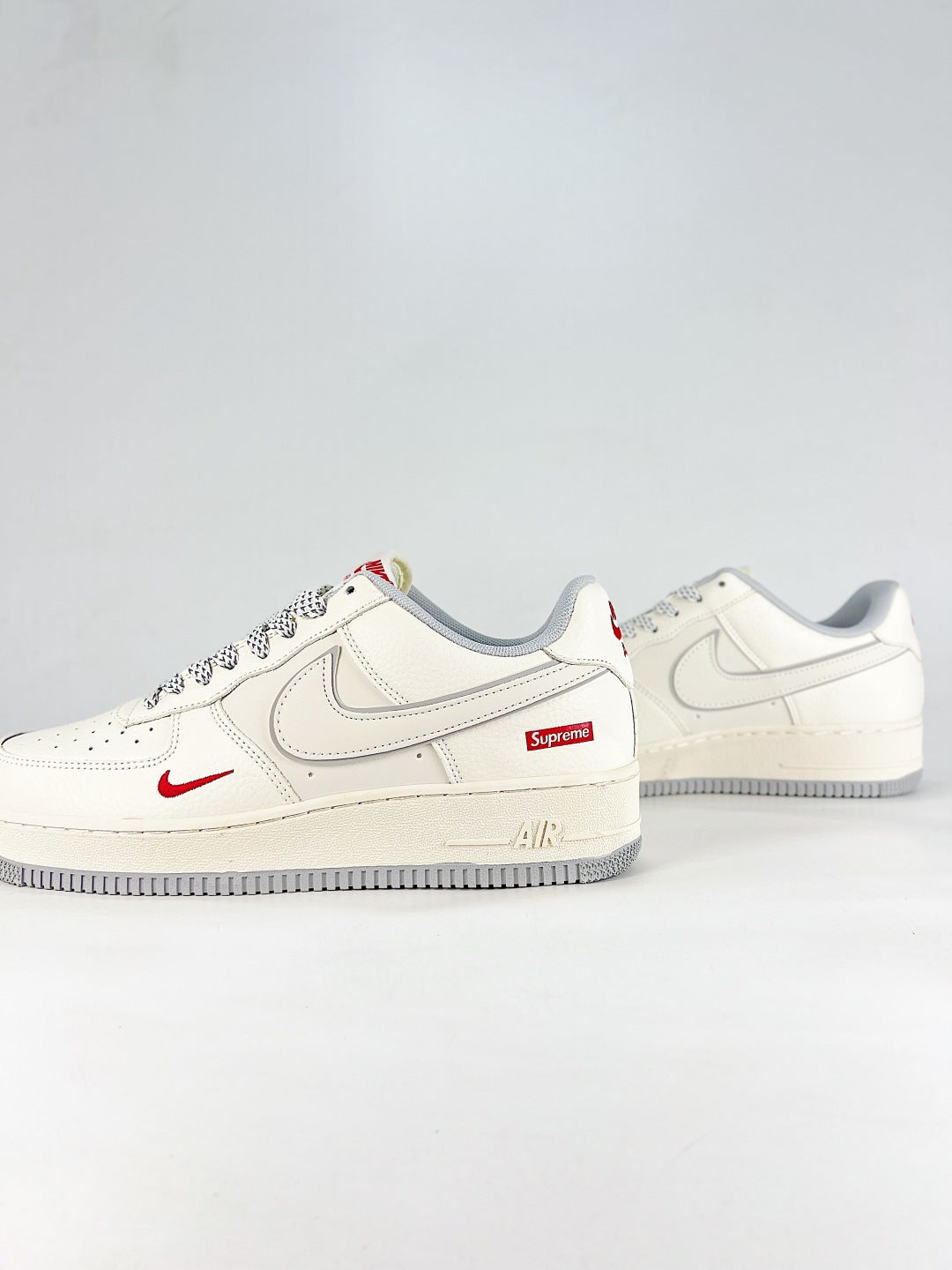 Nike Air Force 1 ’07 Low White Sneakers with Red Accents, Retro Lace-Up Casual Streetwear Shoes