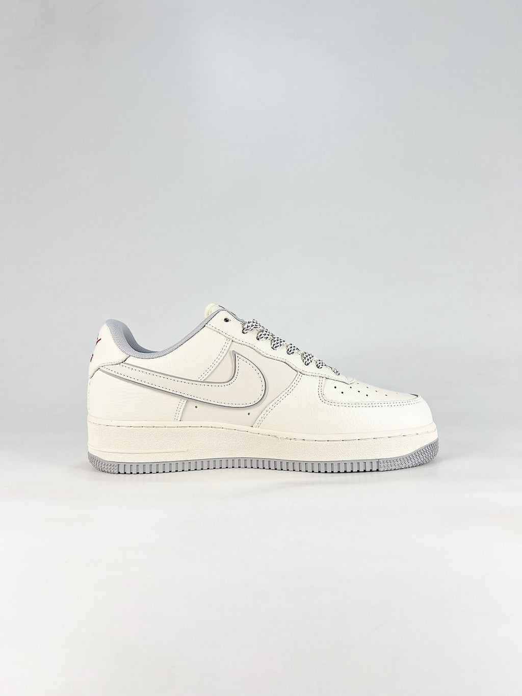 Nike Air Force 1 ’07 Low White Sneakers with Red Accents, Retro Lace-Up Casual Streetwear Shoes