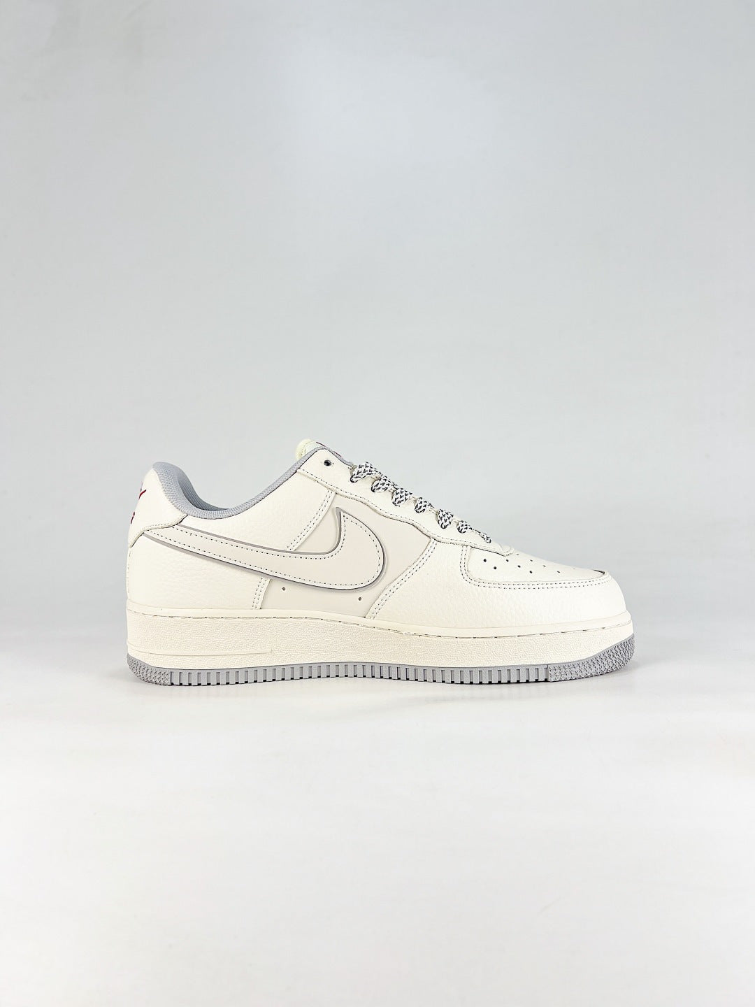 Nike Air Force 1 ’07 Low White Sneakers with Red Accents, Retro Lace-Up Casual Streetwear Shoes