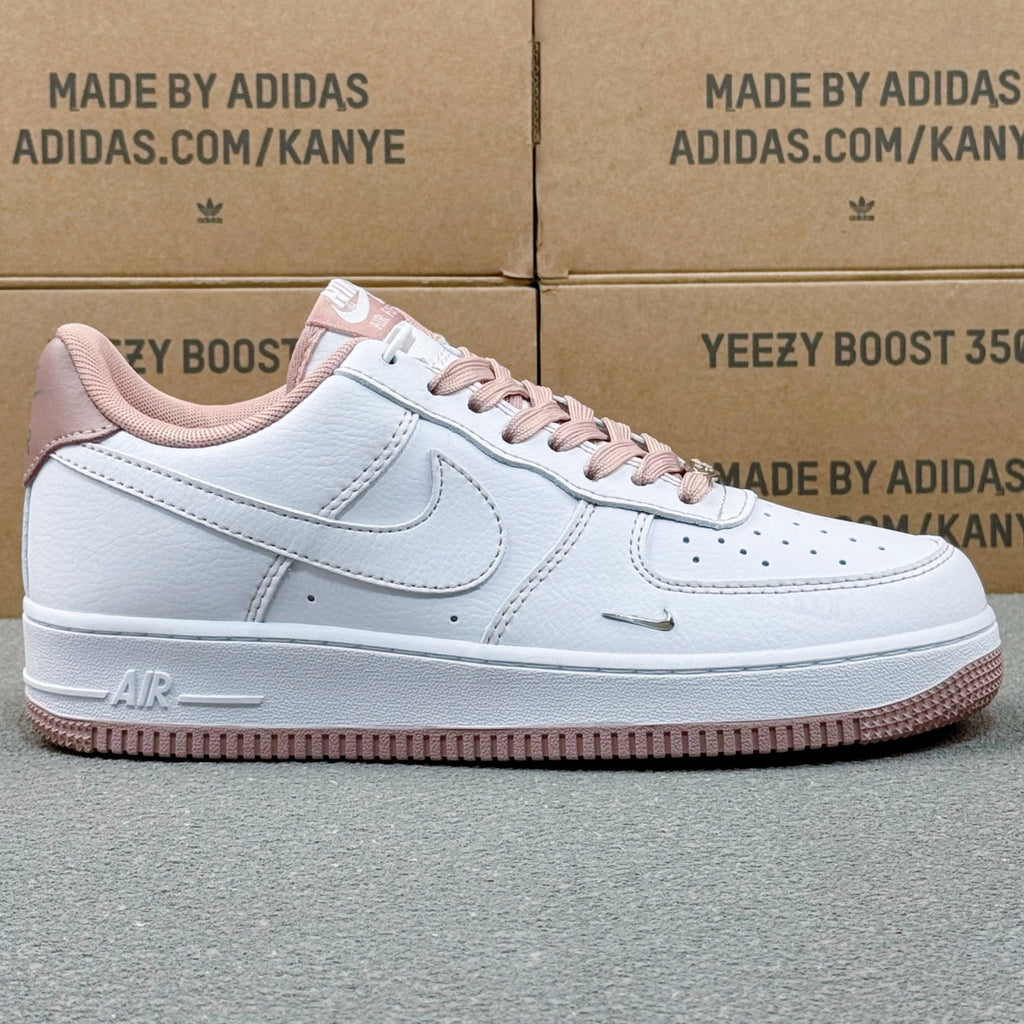 Nike Air Force 1 ’07 Low AF1 White & Dusty Pink Sneakers, Contrast Sole Lace-Up Retro Casual Streetwear Shoes