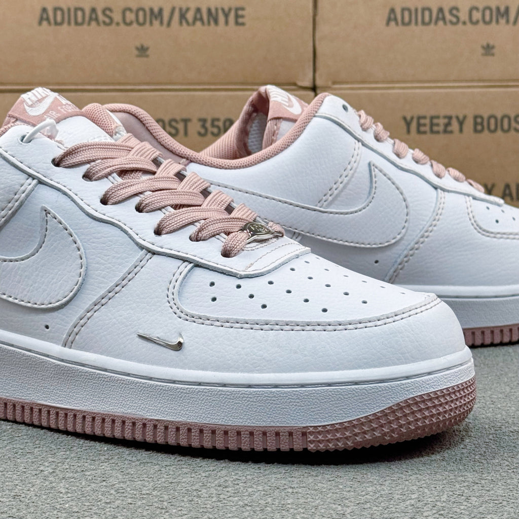 Nike Air Force 1 ’07 Low AF1 White & Dusty Pink Sneakers, Contrast Sole Lace-Up Retro Casual Streetwear Shoes