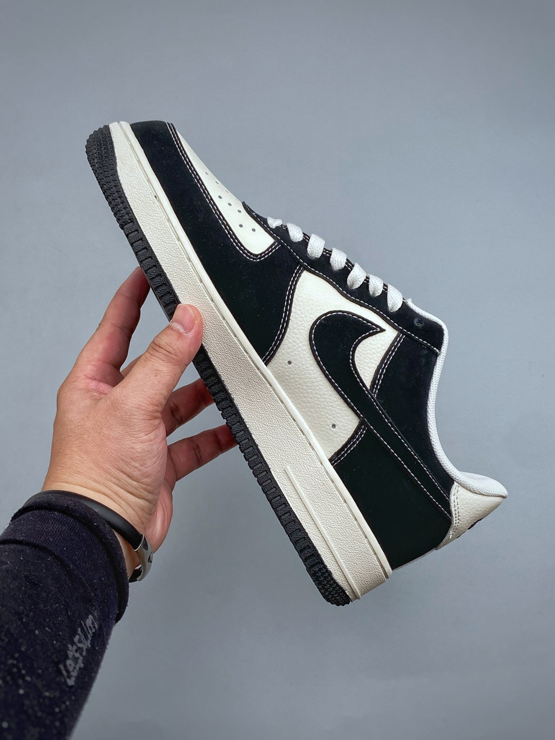 Nike Air Force 1 ’07 Low Black & White Color Block Sneakers, Contrast Swoosh Lace-Up Retro Casual Streetwear Shoes